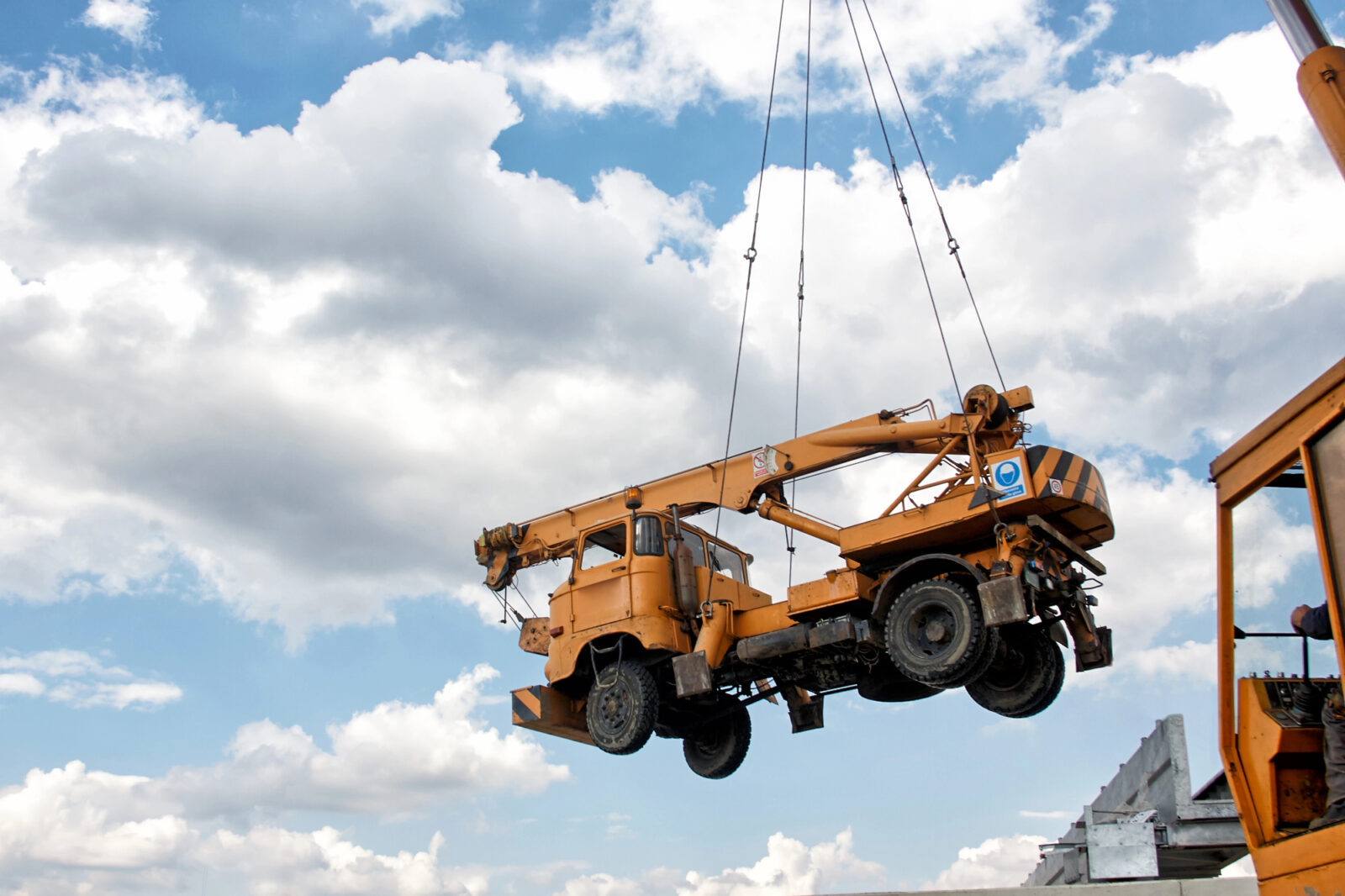 V gradbeništvu in industriji, dvig težkih strojev ne sme dopuščati napak