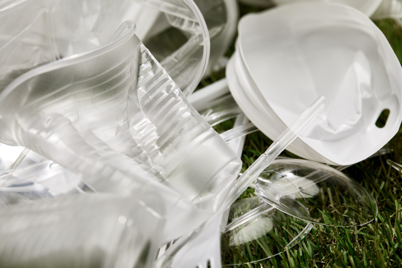 Zakaj so plastični kozarci najbolj praktična izbira za otroška praznovanja in družinske dogodivščine